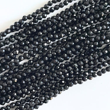 Facetterede sorte spinel perler 2 mm – ca. 160 stk. på streng, ædelsten fra Indien