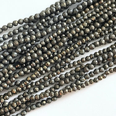 Facetterede Pyrit perler 2–2,5 mm – ca. 175 stk. på streng i armygrøn med metallisk glans