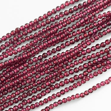 Runde granatperler 2 mm – dybrøde naturperler på streng