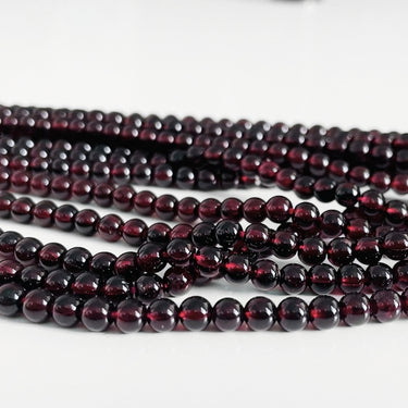 Granat perler – ca. 4 mm, mørk rød, hel streng