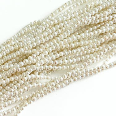 Hvide shell perler 2,5 mm – ca. 175 stk. på streng