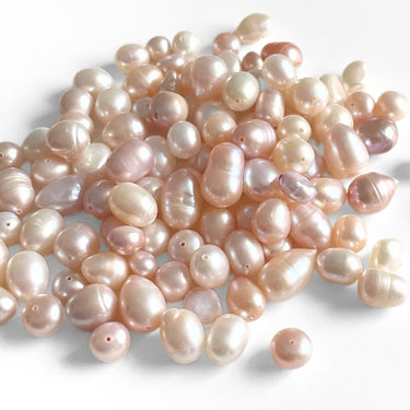 Ferskvandsperler lyse farver hvid rosa beige, blandede perler i hånd, små perler i pastelfarver