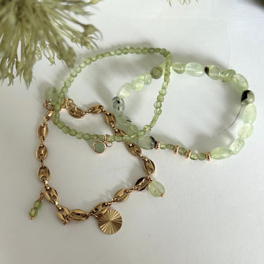 Søde armbånd med peridot perler og vedhæng
