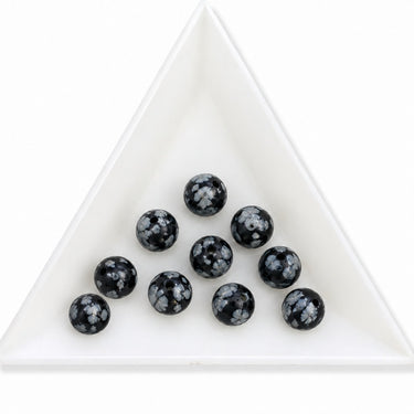 10 stk. 6 mm Snowflake obsidian perler i hvid trekantet skål