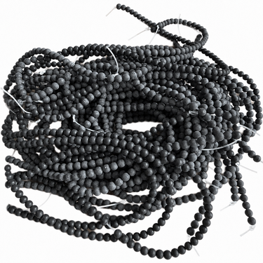 Bunke af 4 mm ekstra matte sorte onyxperler på hvid baggrund