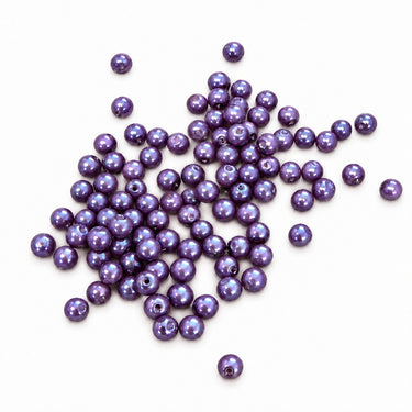 4 mm lilla glasperler på hvid baggrund