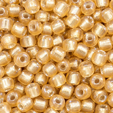 Nærbillede af 4 mm lysebrune Silverline rocailles perler