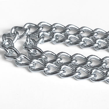 Blank aluminiumskæde 80 cm – let og sølvfarvet