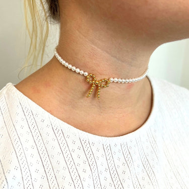 Halskæde "choker" i perler med guld perle sløjfe.