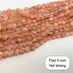 Flade runde peach moonstone perler. De måler ca. 4 x 2,5 mm Der er ca. 95 perler på strengen der er 40 cm. lang.