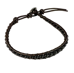Læder armbånd med sorte perler og knaplås