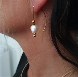 Ørering i D form med hvid barok perle