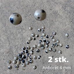 4 mm anborede Dalmatiner jaspis perler. Der er 2 stk. i posen. 