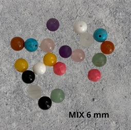 20 stk. blandet farver 6 mm perler. Der er 2 stk. af hver . 10 forskellige farver.