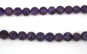 6 mm MAT ametyst perler. Billede af perlerne på strenge. Du får en pose med 10 stk. perler.