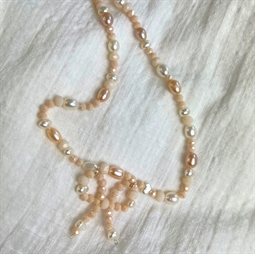 Perlehalskæde med sløjfe i ferskenfarvede og hvide perler