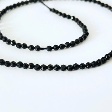 Sorte Spinel perler, facet, 2 mm - Hel streng