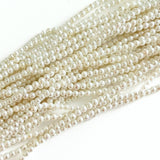 Hvide shell perler 2,5 mm – ca. 175 stk. på streng