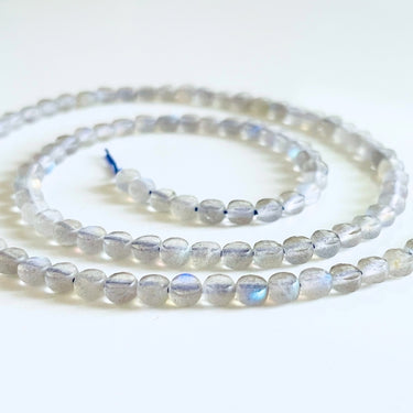 Labradorit, flad  ca. 4 mm - Hel streng