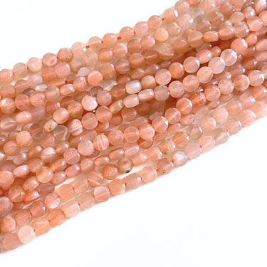 Peach moonstone, flad ca. 4 mm - Hel streng