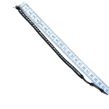 Læder armbånd med "sølv" perler og knaplås