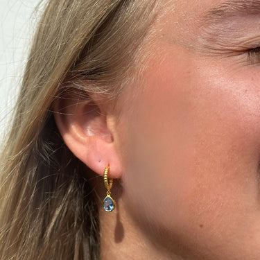 Kugle øreringe med blå dråbeformet CZ sten