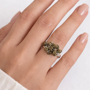 Fingerring med perler viklet på