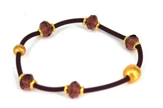 Gummiet er trukket på elastik. Man kan så have perler imellem og behøver ikke at sætte lås på