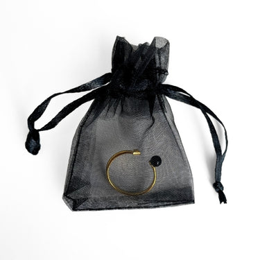 lille sort smykkepose med ring