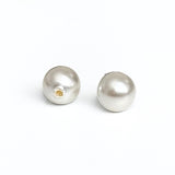 Shell pearl, anboret, 6 mm Hvid,  2 stk.