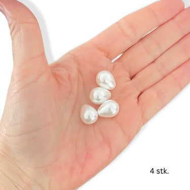 Dråbeformet hvide shell pearls. De måler ca. 12 x 16 mm og har hul hele vejen igennem.