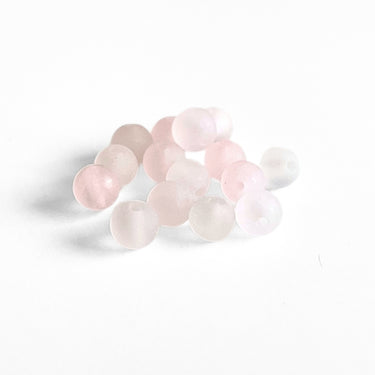 små rosa perler med mat overflade
