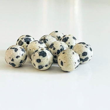 runde natursten med sorte prikker