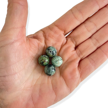 runde grønne og sorte stenperler