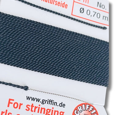 Silkesnor til perler – sort 0,7 mm med fast nål, 2 meter