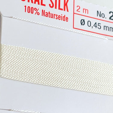 Hvid perlesnor i ægte silke med nål – 2 meter til perlekæder