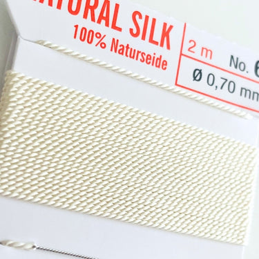 Silkesnor til perler – hvid 0,7 mm med fast nål, 2 meter