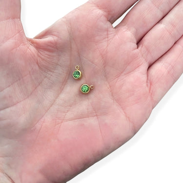 Runde 6 mm "Guld" vedhæng med grøn glas