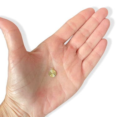 Rundt vedhæng med viftemønster 10 mm