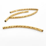 Buede mønstrede rørperler i 24K forgyldt messing, 34 x 2 mm