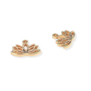 Små lotus charms i guldlook – perfekte til øreringe og armbånd