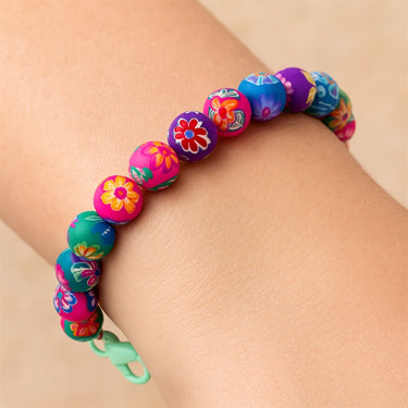Armbånd af blomstrede polymerperler og mintgrøn karabinlås