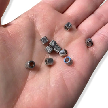 sølvfarvede cylinderperler i stål