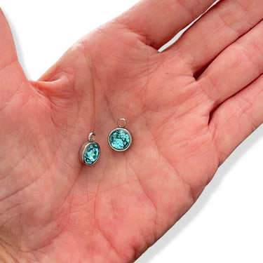 Runde "sølv" vedhæng med turkis glas, 2 stk.