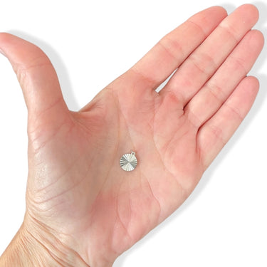 Rundt vedhæng med viftemønster 10 mm