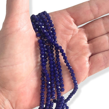 runde blå glasperler på streng