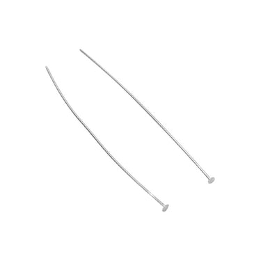 Perlestav med fladt hoved i Sterling sølv. Perlestaven er 45 mm lang, 0,5 mm tyk og det lille hoved i enden måler 1,5 mm Der er 2 stk. i posen.