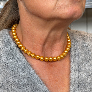 10 mm gyldengule glasperler – vist som halskæde