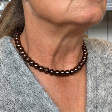 10 mm brune glasperler – vist som halskæde