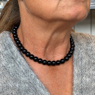 10 mm sorte glasperler – vist som halskæde